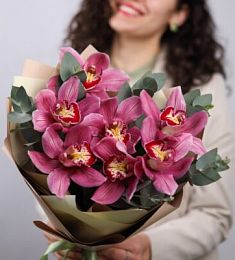 Букет из 7 орхидей с эвкалиптом