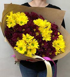 Букет из 9 желтых и красных  кустовых хризантем в оформлении
