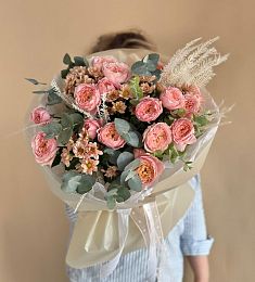 Композиция "Мегани" из хризантемы, пионовидных спрей роз и голландской зелени