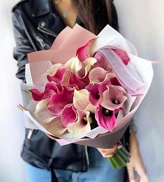 Букет из 29 белых и розовых калл