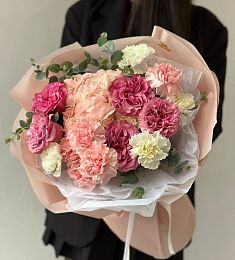 Композиция "Calista" из гортензий, гвоздик и роз