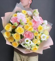 Букет "Сладкий пирожок" из гвоздик, Лизиантуса и роз