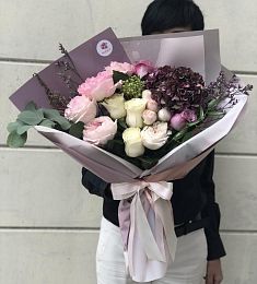 Композиция "Фламенко" из роз, брунии, астильбы и гортензий