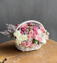 Композиция в корзине "Звездное вдохновение" их роз, пионов и хризантем