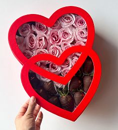 Клубничный бокс с розами "Мадемуазель" М клубника в молочном шоколаде с розами