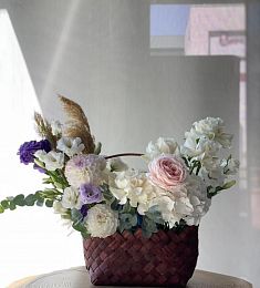 Композиция в корзине "Worldverve" из гортензий, лизиантусов, роз и эвкалипта
