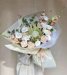 Букет с розами и  протеей "София"