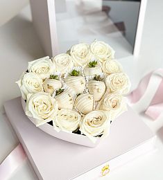 Клубничный бокс "Amore" с клубникой в молочном шоколаде с белыми розами. 