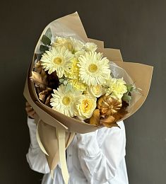 Композиция "Hampton" из роз, гвоздик, гербер и осенней зелени