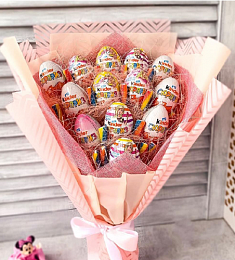 Букет из конфет "Маленькой принцессе" с kinder surprise