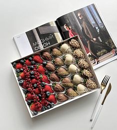 Клубничный бокс "Британия" клубника в молочном и белом шоколаде и свежая ягода