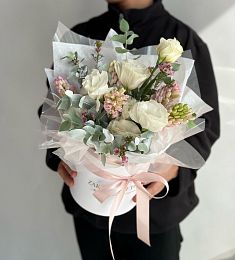 Композиция "Рассветные цветы" из гиацинтов и лизиантусов в коробке