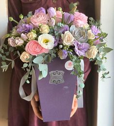 Букет в коробке "Мира" из роз, лизиантусов и ранункулюса