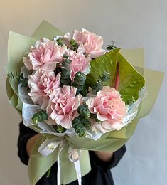 Букет "Летняя рапсодия" из роз и антуриума