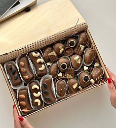 Фруктовый бокс "Роскошь" бананы, финики и клубника в деревянной шкатулке