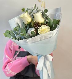 Букет "Зима" из роз, хлопка и эвкалипта