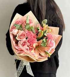 Букет "Giovanni" из гвоздик, лилий, роз и эвкалипта