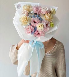 Букет "Семнадцать" из гортензий, лизиантусов и роз