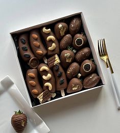 Фруктовый бокс "Ассорти" бананы, финики и клубника в шоколаде с орешками в декоре