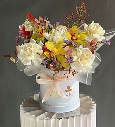 Композиция "Камелот" из роз и орхидей