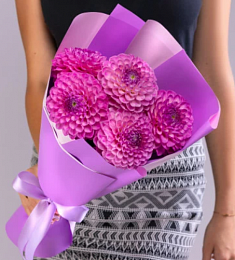 Букет из 5 ярких георгинов