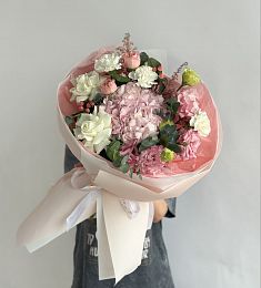 Букет "Francesca" из гортензии, гвоздик, лизиантусов  роз