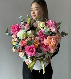 Композиция "Blossom Reverie" из роз, лизиантусов и гипперикума в коробке