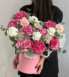 Композиция "Althea" из роз, гвоздик и озотамнуса