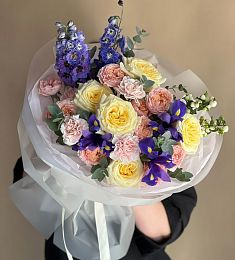 Композиция "Мармеладка" из гвоздик, роз, ирисов и дельфиниума