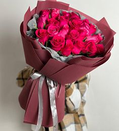 Букет "Искрящаяся страсть" из 25 малиновых роз