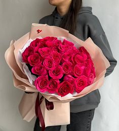 Букет из 31 голландской малиновой розы