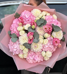 Букет "Дэррел" с гортензией, георгином, лизиантусом и спрей розой