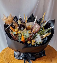 Композиция "Босс"  букет с виски и шоколадом в стильном оформлении