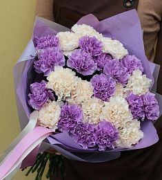 Букет из 35 белых и фиолетовых гвоздик 