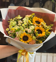 Композиция "Очарование луга" из альстромерий, гвоздик, подсолнухов, роз и хризантем