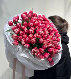 101 пионовидный розовый тюльпан в букете