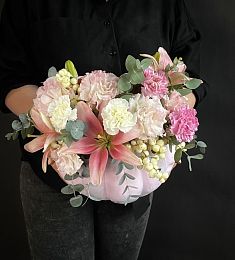 Композиция в тыкве "Autumn Charm" из гвоздик, лилий и лизиантусов