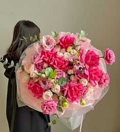 Букет "Тамми" из роз и лизиантусов с эвкалиптом