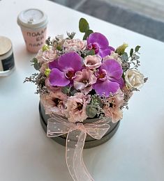 Композиция "Есения" из лизиантусов и орхидей в коробке