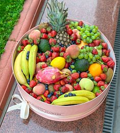 Фруктовая композиция "Fruitella" с тропическими фруктами и ягодами