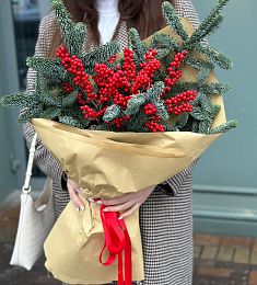 Букет "Jingle berry" из нобилиса и илекса