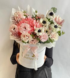 Композиция "Ореол любви" из гортензии, лизиантусов и анемонов