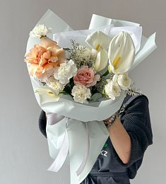 Композиция "Moonlit Melody" из гвоздик, калл, роз и ранункулюса