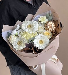 Композиция "Gener" из лизиантусов, гвоздик и роз и гербер с кукурбитой