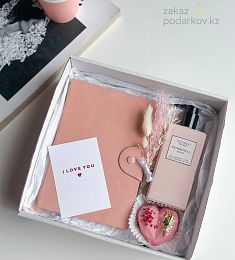 Подарочный бокс "Soft" лосьон для тела, шоколадное сердце и блокнот