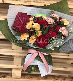 Букет «Гринни» из Альстромерий, роз, гвоздик и Антуриума