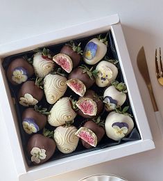 Клубничный бокс "Рапсодия" клубника в белом и молочном шоколаде с оригинальным декором