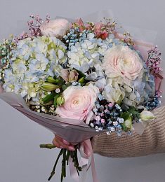 Букет "Звездопад эмоций" из альстромерий, гортензии, ранункулюсов и гипсофилы