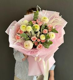 Композиция "Вивер" из георгинов, спрей роз и зелени