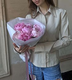 Букет из 7 крупных голландских пионов в оформлении